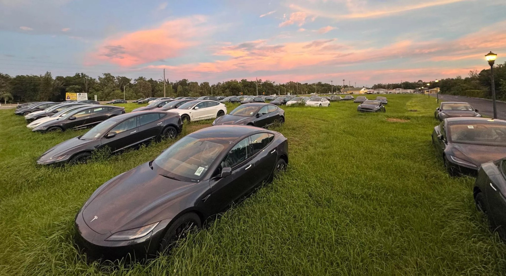 Πως κατέληξαν εκατοντάδες ολοκαίνουργια Tesla παρατημένα σε ένα χωράφι; 