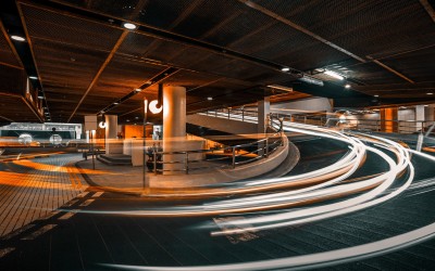 Ποια χώρα απαγόρευσε στα ηλεκτρικά να παρκάρουν με γεμάτη μπαταρία στα κλειστά πάρκινγκ; 