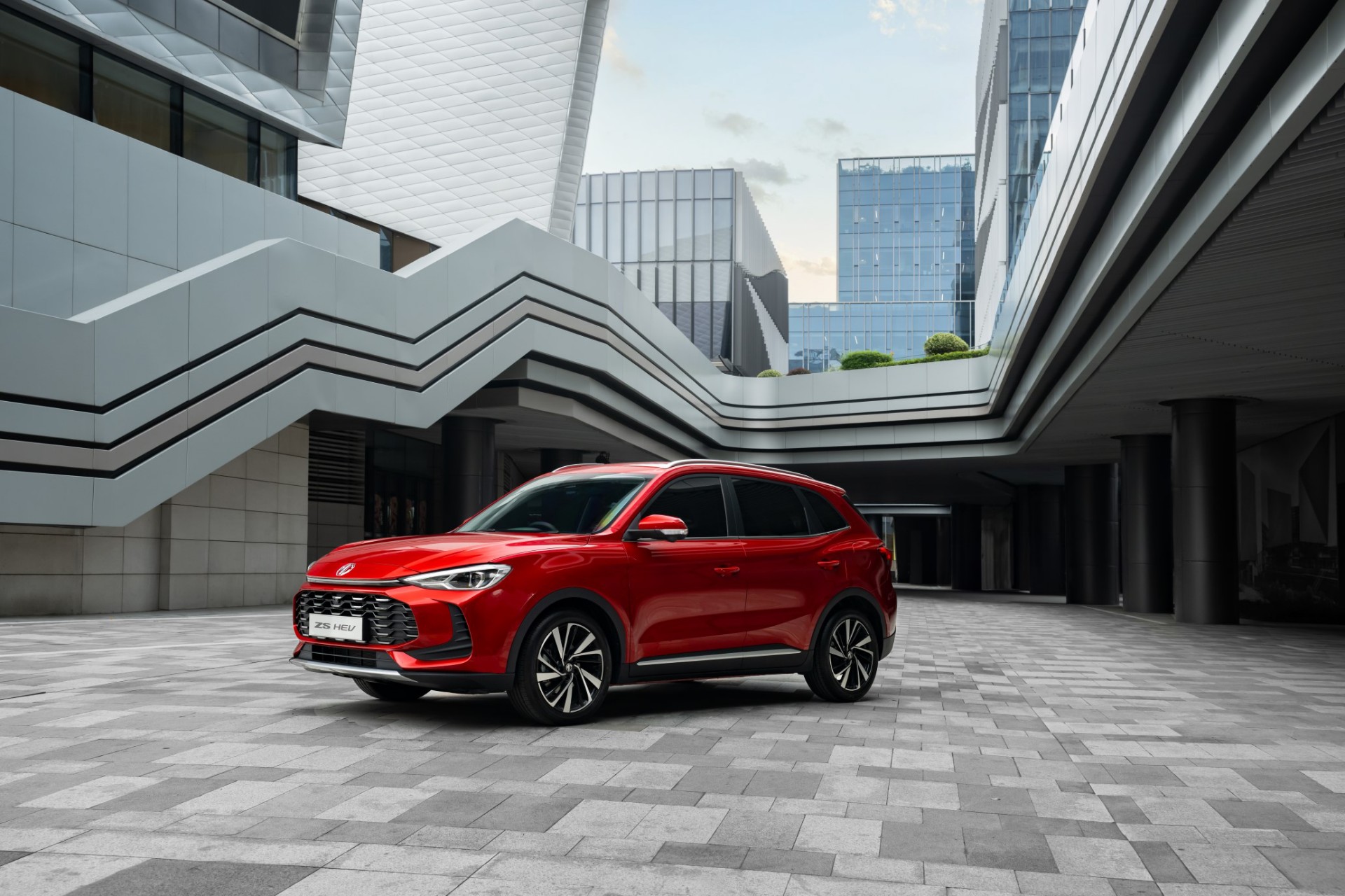 Η MG φέρνει Ελλάδα το νέο υβριδικό SUV των 200 ίππων - Καίει 5,1 lt/100 km