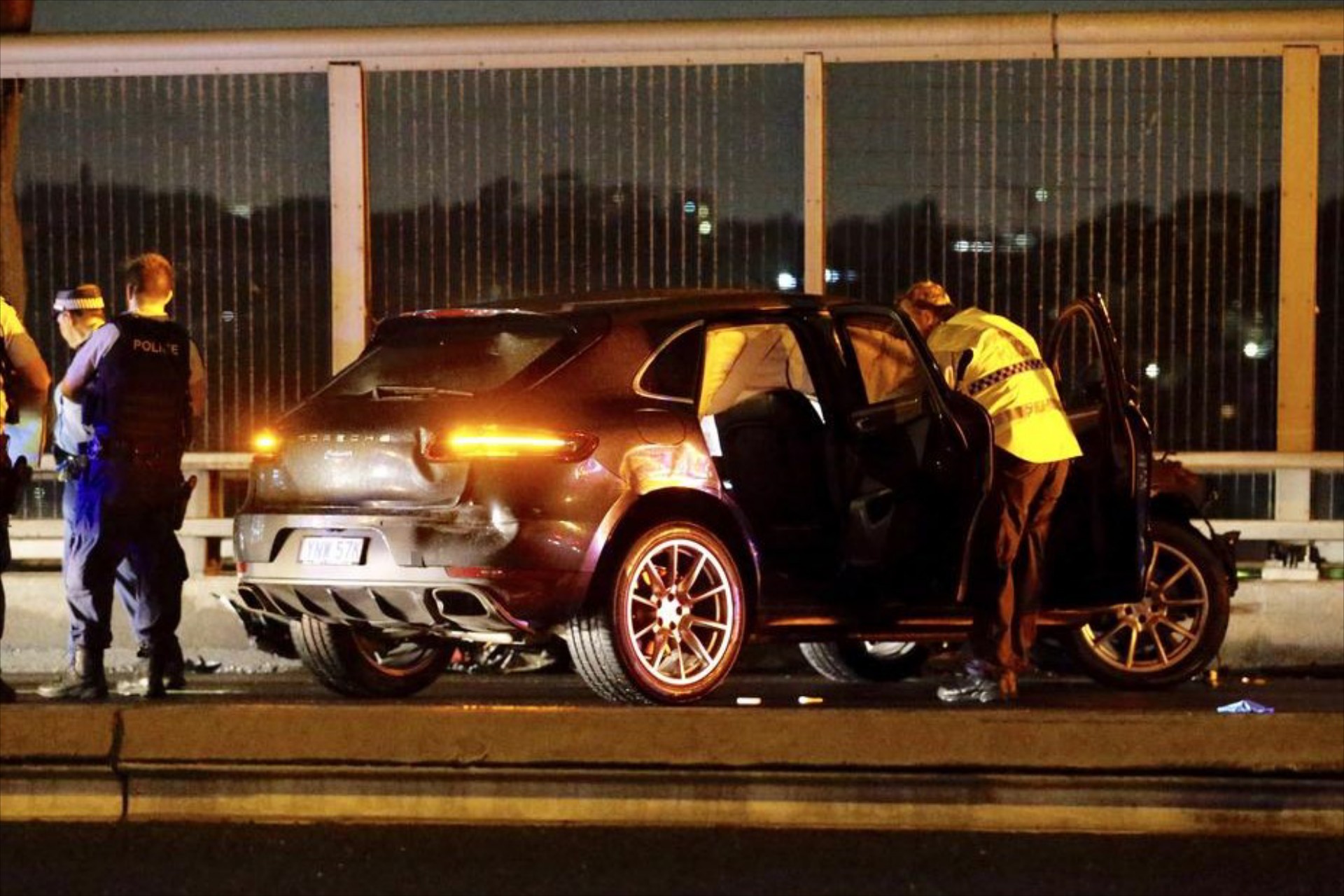 Porsche έσπασε τις μπάρες στην Αττική Οδό – Τι είχε η μαξιλαροθήκη στο κάθισμα; 