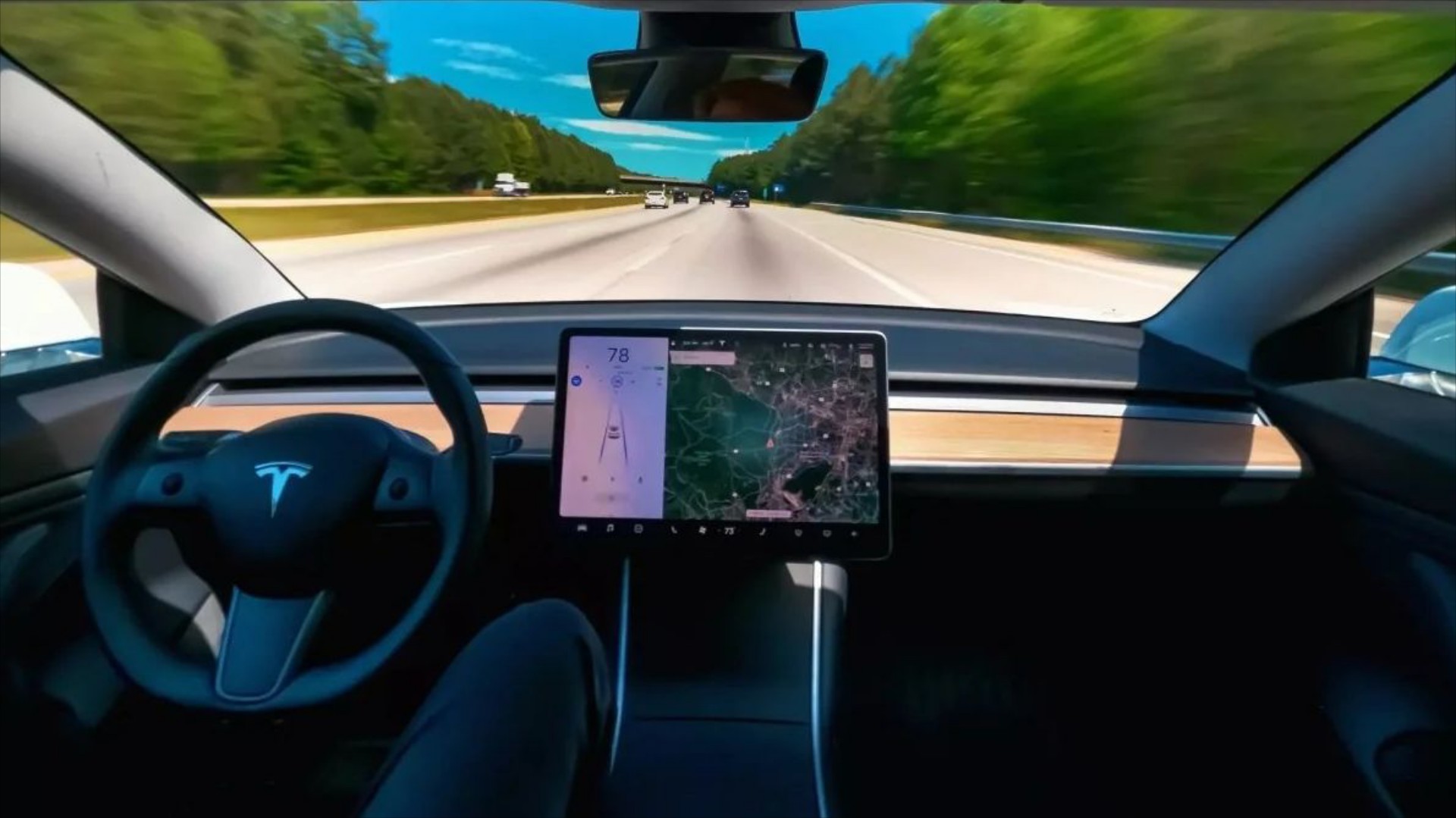 Η αστυνομία σταμάτησε οδηγό που κοιμόταν σε Tesla - Βρήκε ναρκωτικά αξίας 100.000 δολαρίων