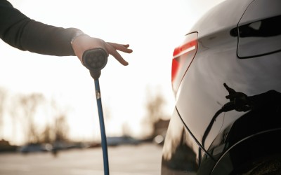 Τα μεταχειρισμένα ηλεκτρικά έχασαν 24,7% της αξίας τους σε 1 χρόνο - Το Top 3 των αυτοκινήτων

