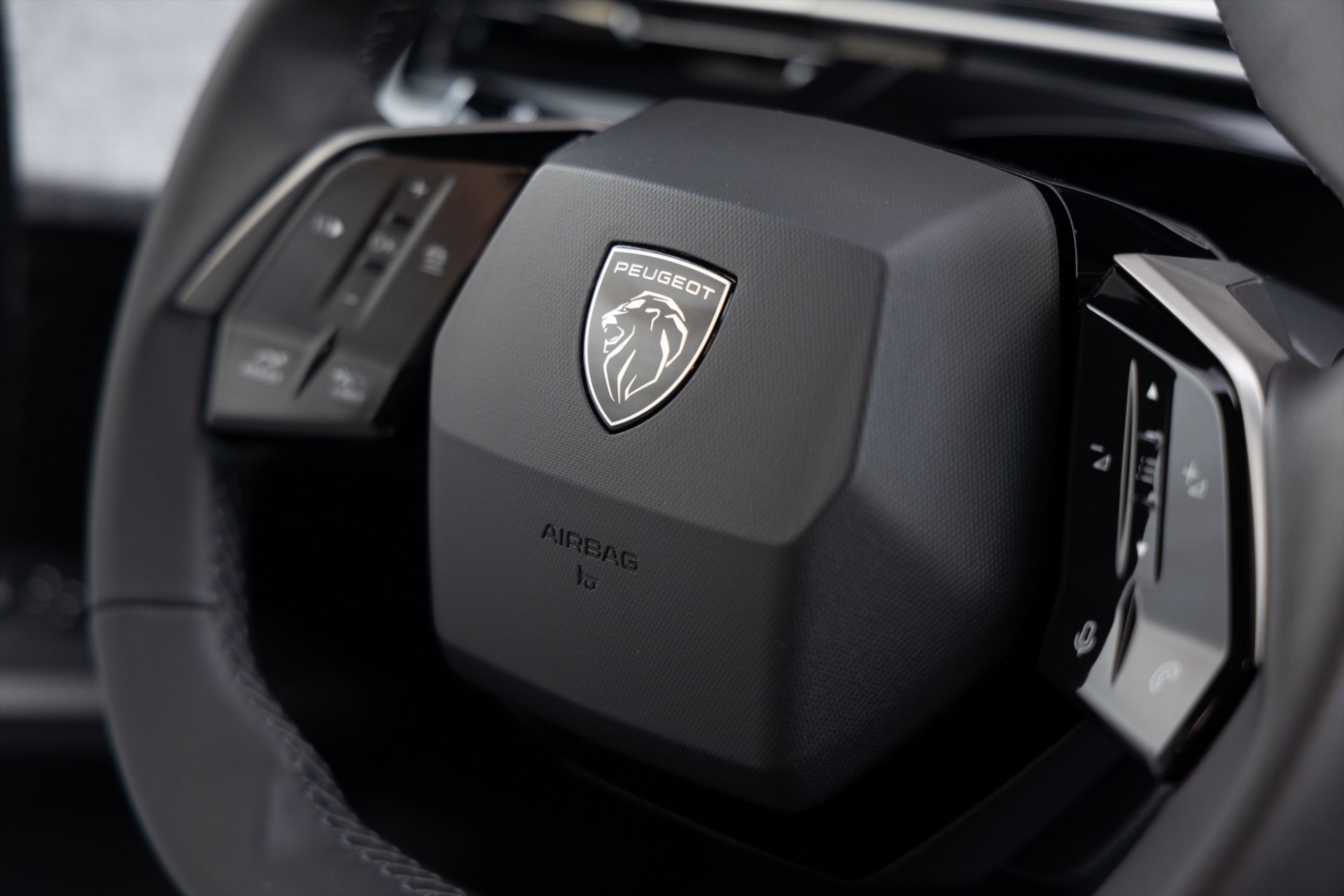 Είναι επίσημο: Η Peugeot έχει το ηλεκτρικό C-SUV με τη μεγαλύτερη αυτονομία