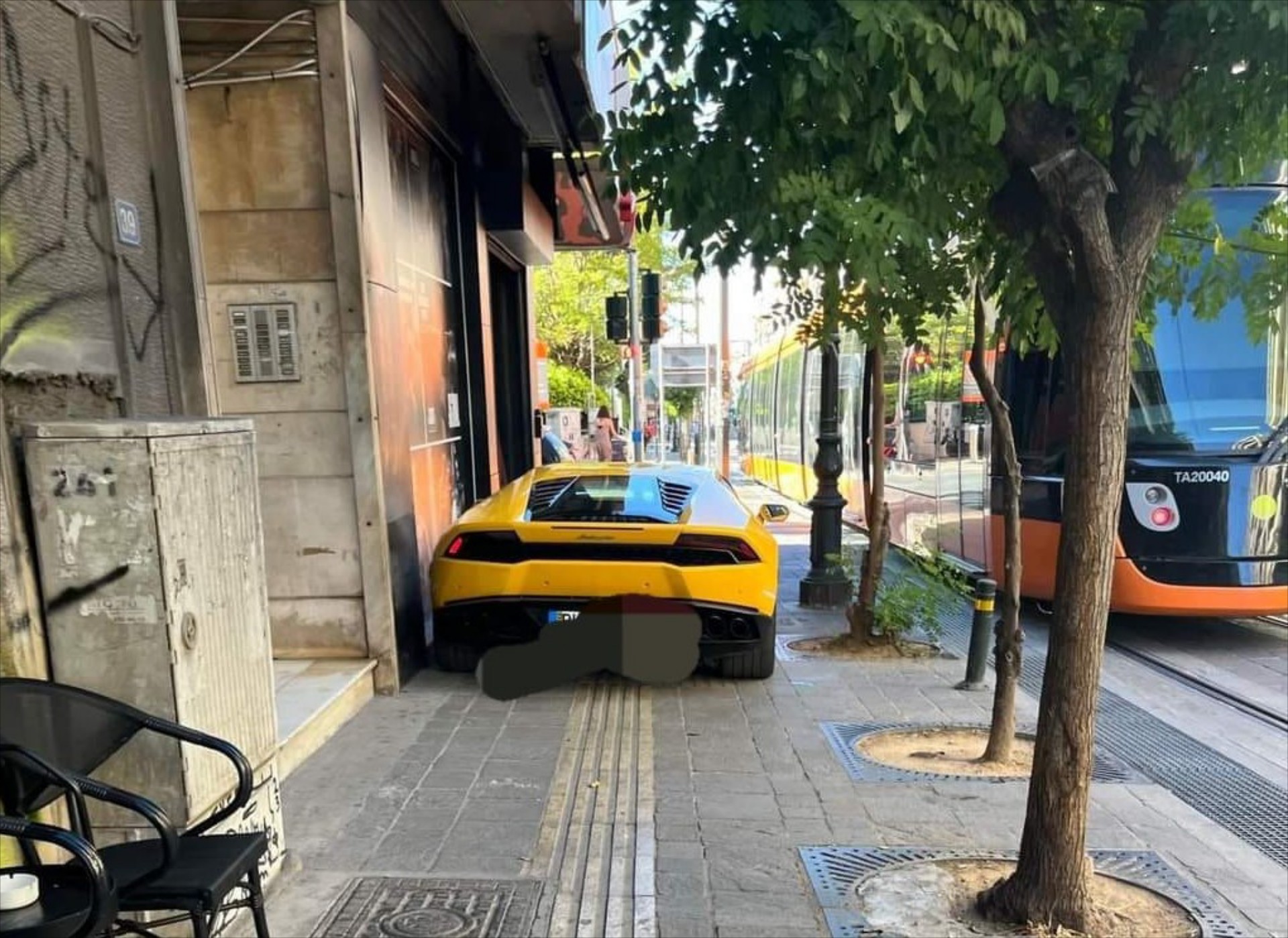 Lamborghini πάρκαρε σε πεζοδρόμιο στον Πειραιά – Δεν μπορούσαν να περάσουν τυφλοί και καρότσια