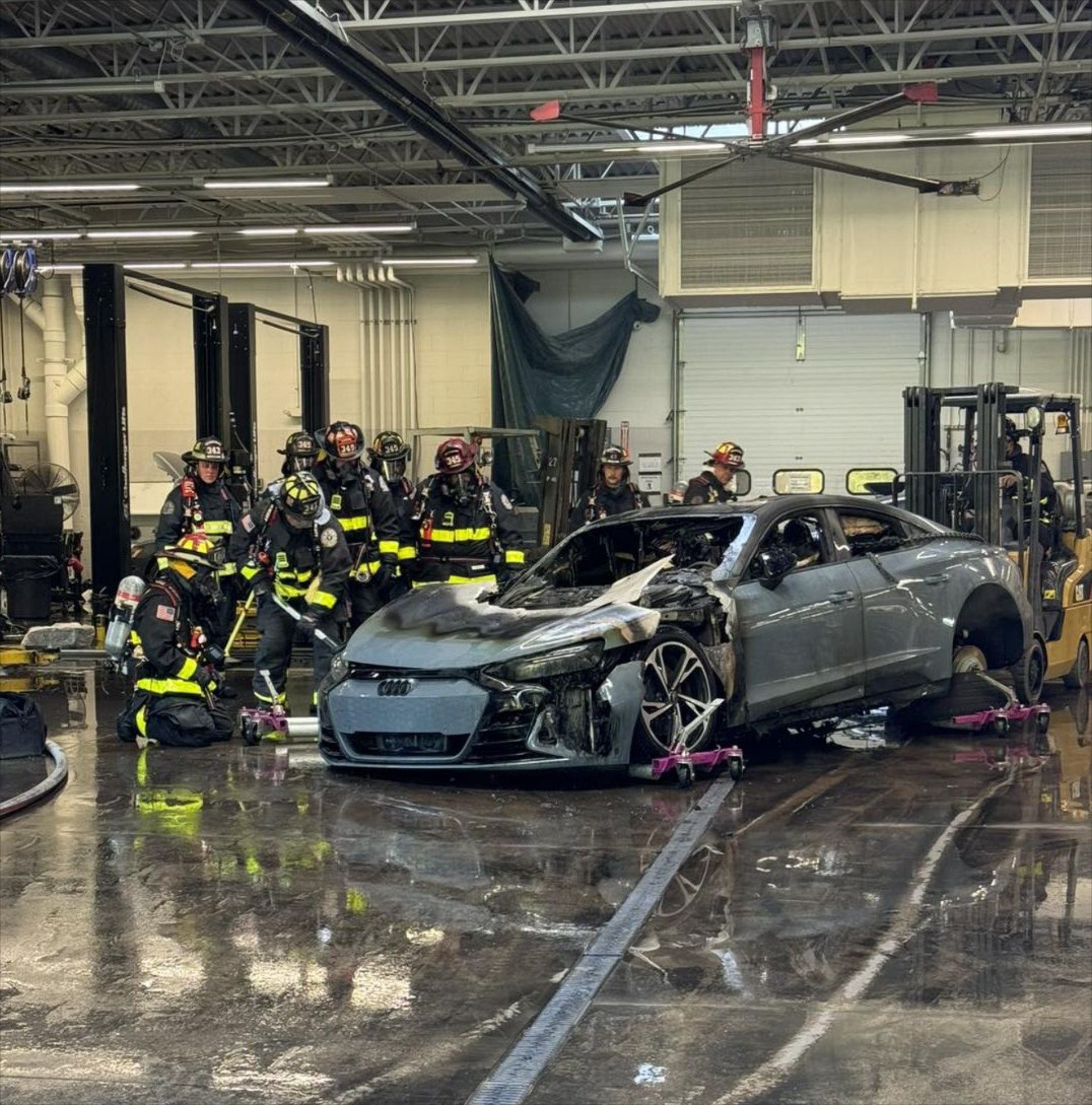 Ηλεκτρικό Audi έγινε στάχτη μέσα σε έκθεση – Δεν είχε κάνει ούτε 1 km