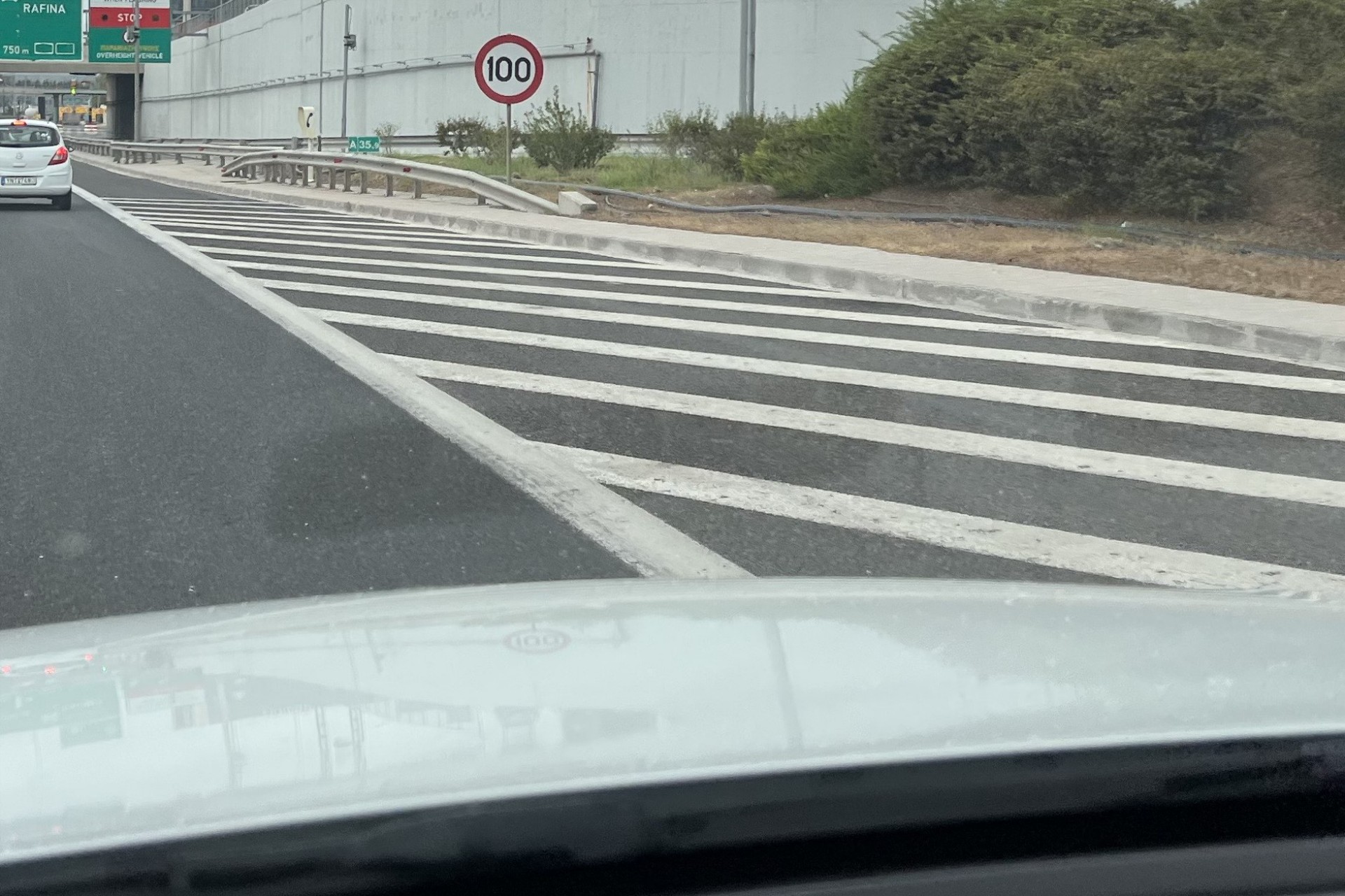 Γιατί υπάρχουν αυτές οι λευκές γραμμές στον δρόμο; Τι σημαίνουν στην Ελλάδα