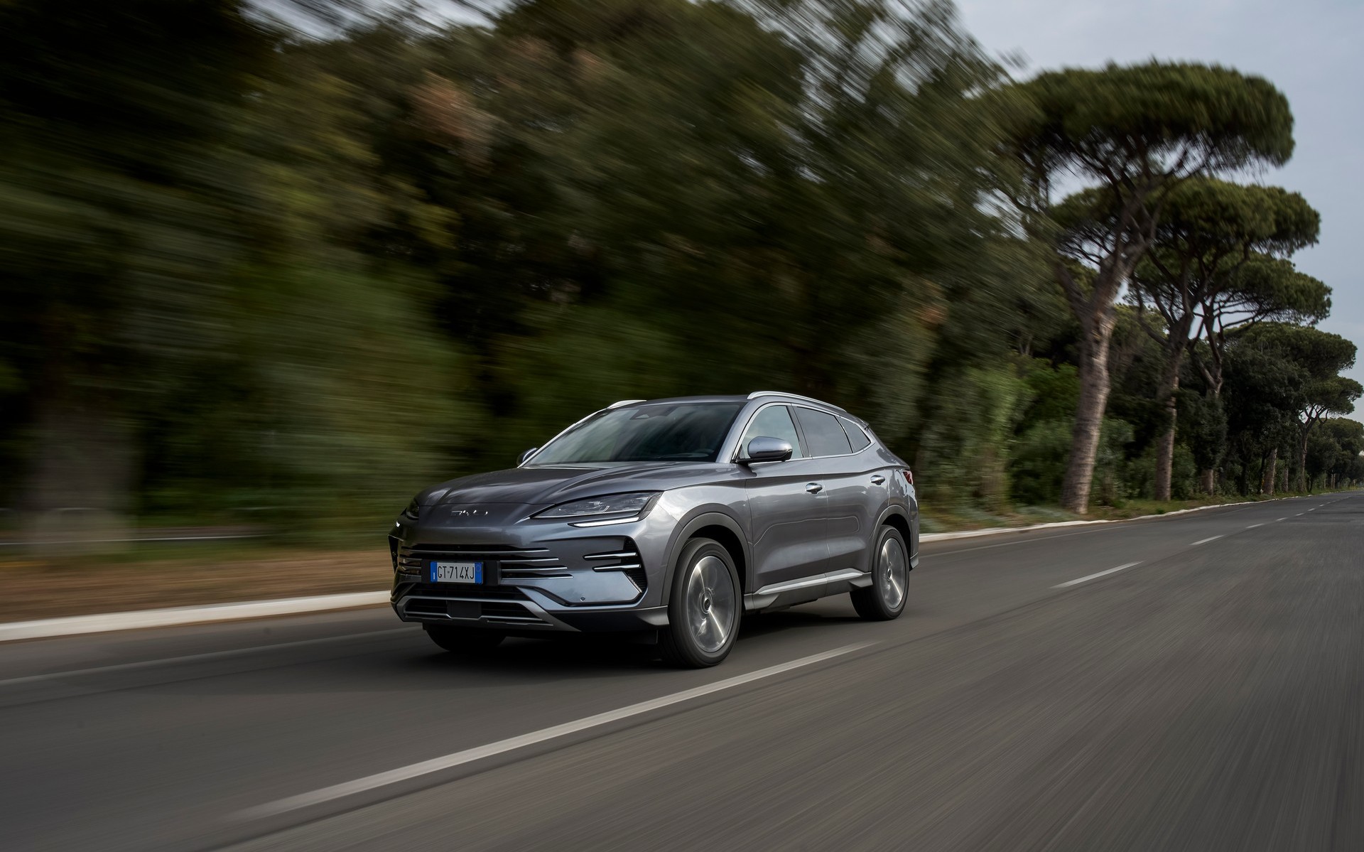 Έφτασε Ελλάδα το μεγάλο υβριδικό SUV της BYD που καίει 0,9 lt/100km – Οι τιμές του