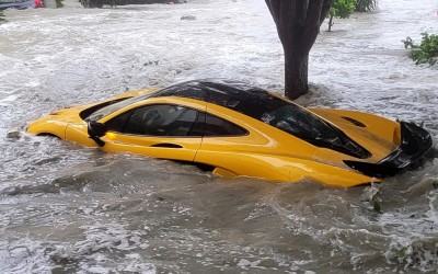 Supercar στο έλεος του τυφώνα Μίλτον – Τα παράτησαν για να σώσουν τη ζωή τους [video]