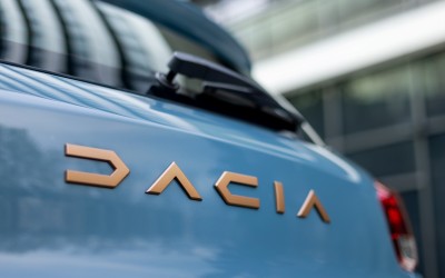 2.500 ευρώ φθηνότερο το μικρό SUV της Dacia – Κάτω από 15.500 ευρώ