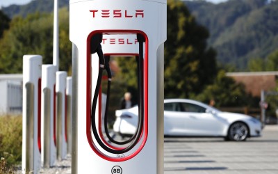 Tesla: Βρήκαμε πού θα βάλει φορτιστές Superchargers στη Θεσσαλονίκη