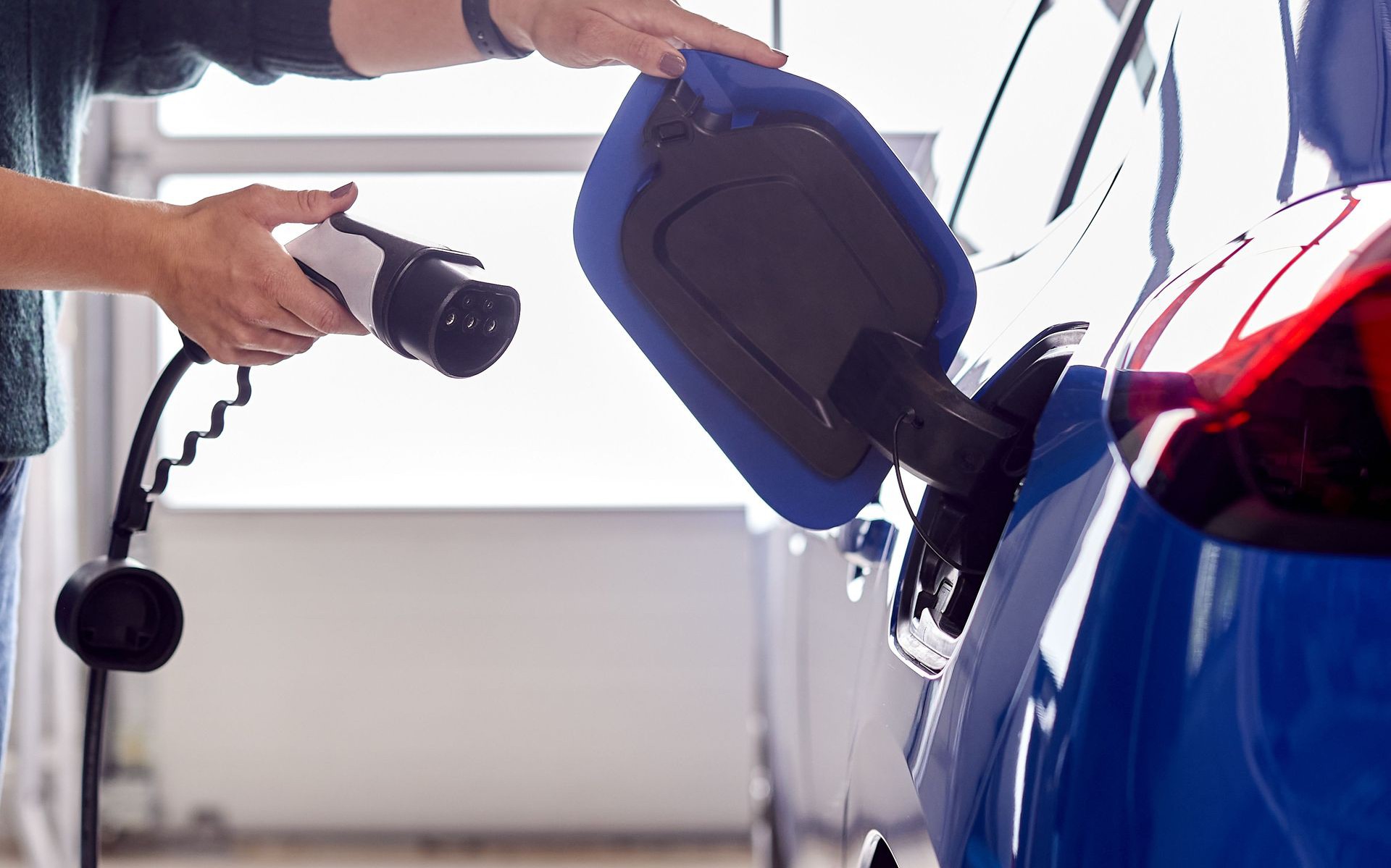 Video: Το καλύτερο ηλεκτρικό αυτοκίνητο για ταξίδι - Φορτίζει αστραπιαία!