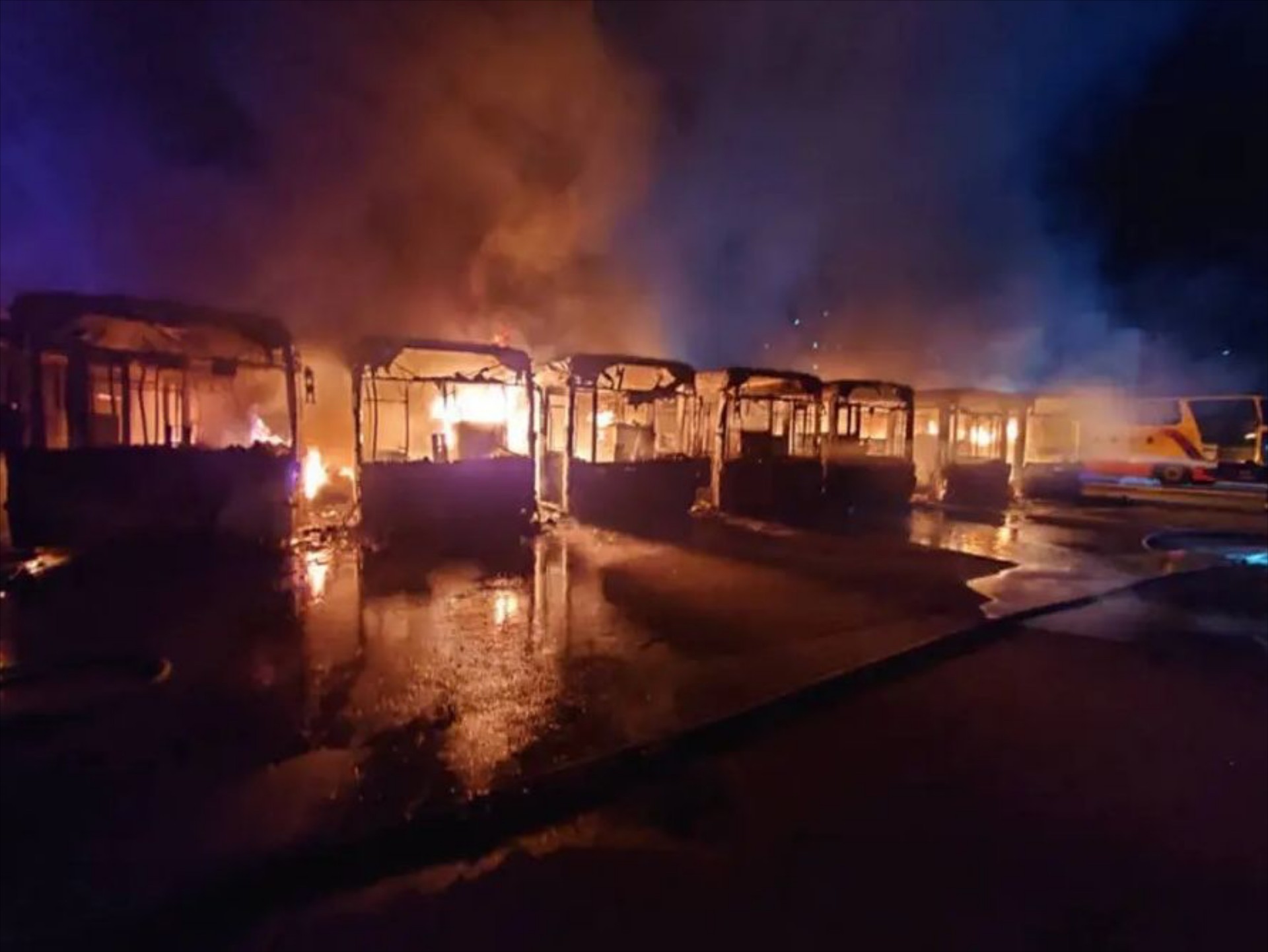 9 ηλεκτρικά λεωφορεία έγιναν στάχτη – Μέσα στο αμαξοστάσιο