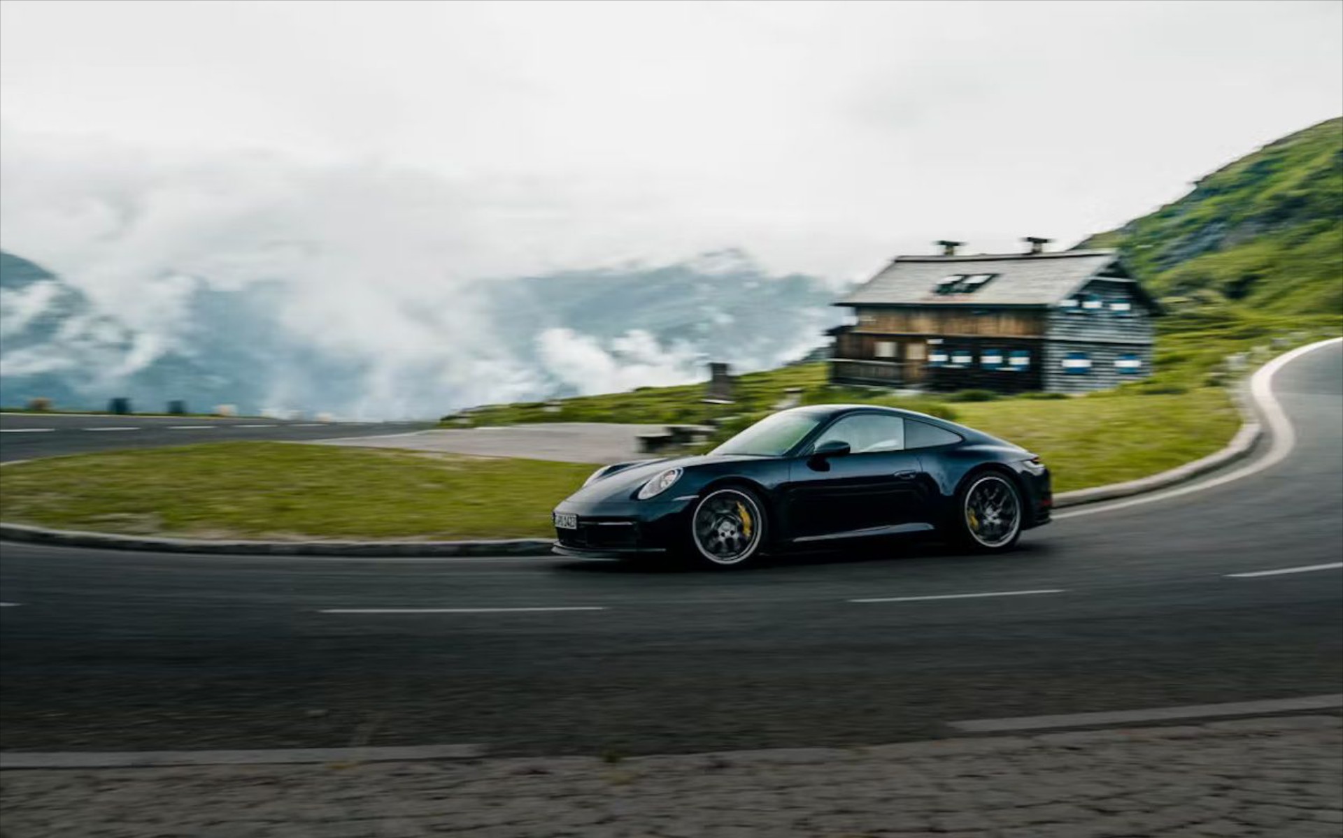 Video: Μποτιλιάρισμα εκατομμυρίων στη Ρουμανία - Εκατοντάδες Porsche «κόλλησαν»