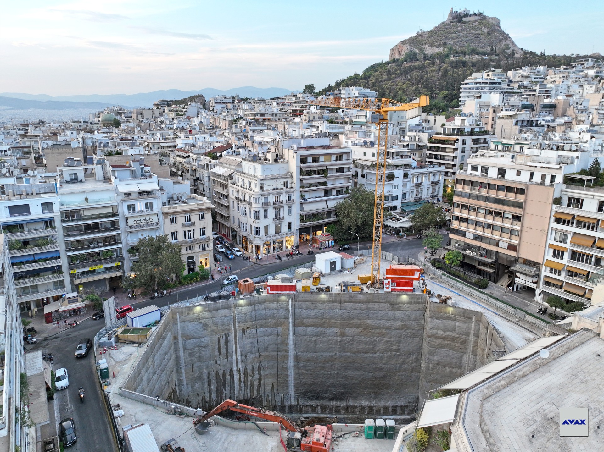 Άνοιξαν τρύπα 35 μέτρων στο Κολωνάκι - Δείτε τι θα κάνουν
