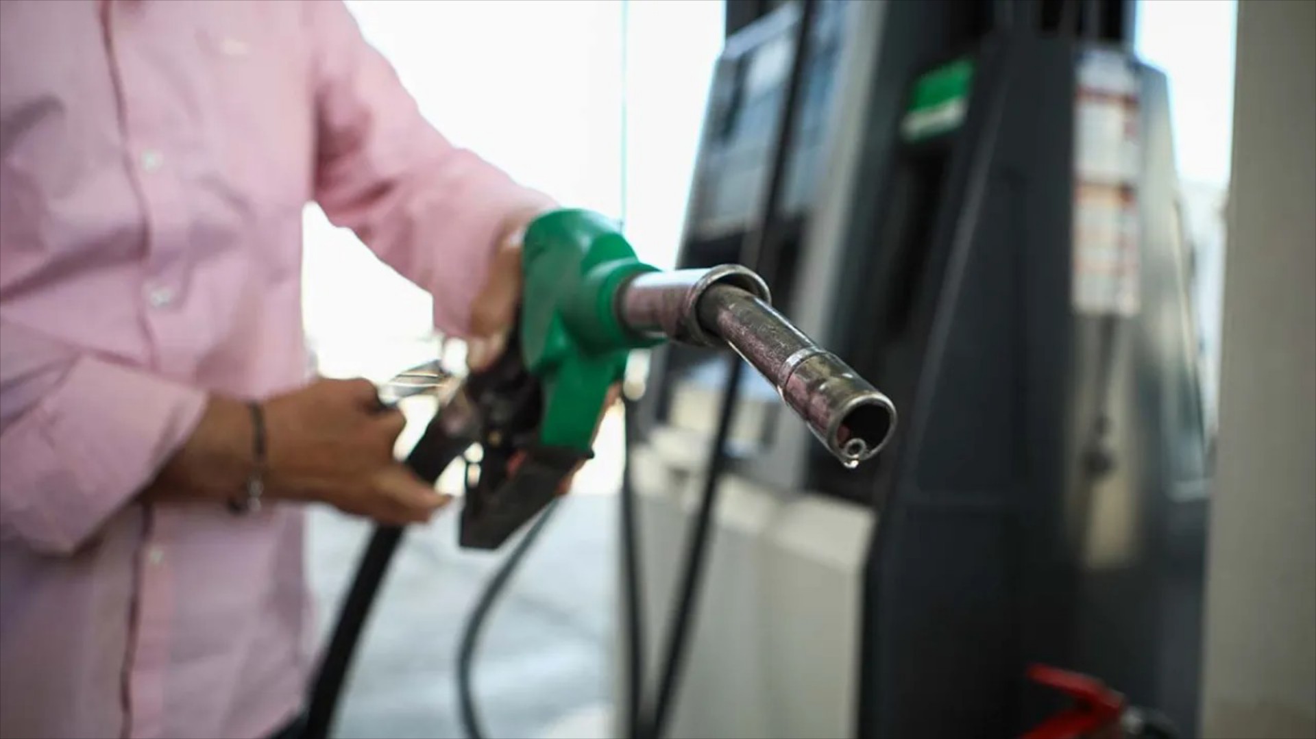 Ελλάδα: Δημόσιος υπάλληλος έβαλε τζάμπα 25 φορές βενζίνη – Δείτε σε ποια πόλη έκανε την απάτη