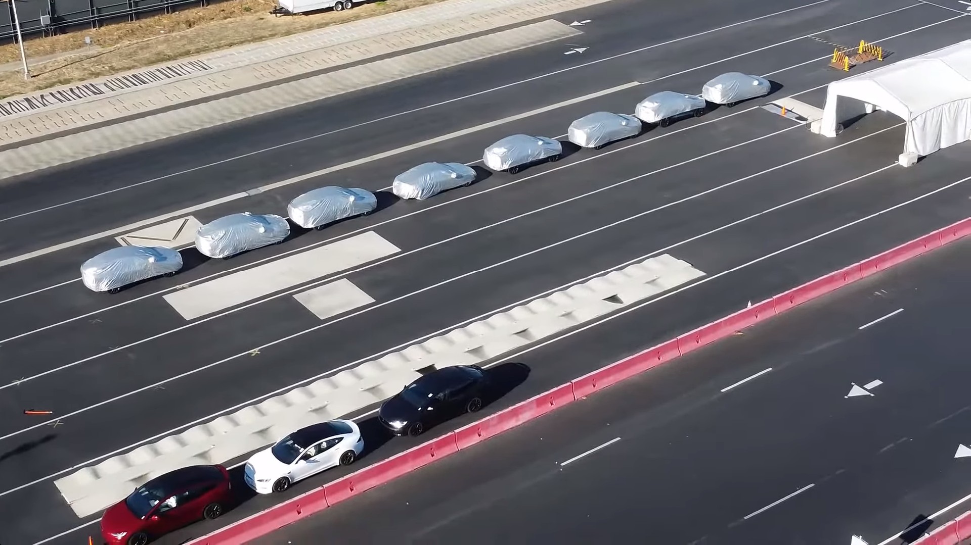 Τα κρυμμένα μυστικά της Tesla – Πολλά καλυμμένα αυτοκίνητα στο εργοστάσιό της