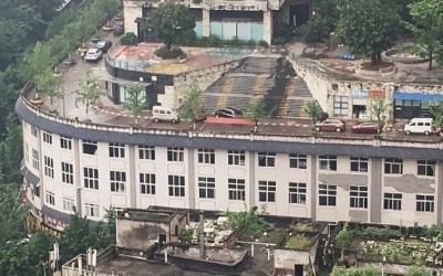 Ο δρόμος που περνά πάνω από τις ταράτσες σπιτιών – Χωρίς μπαριέρες
