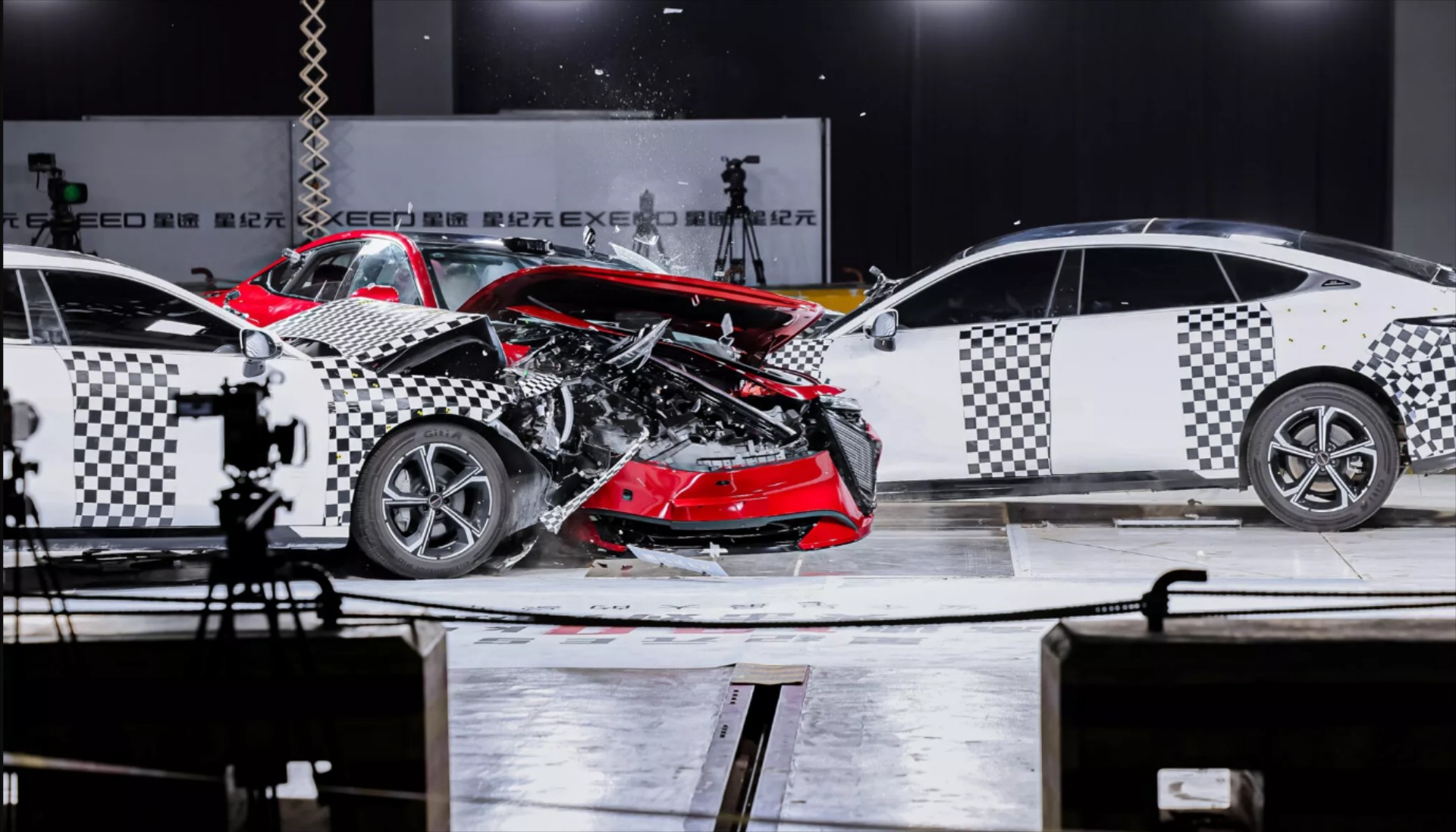 Δες τι έπαθε κινεζικό αυτοκίνητο σε τριπλό crash test – Το χτύπησαν στο πλάι με 60 km/h [video]