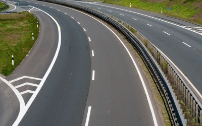 Τι γίνεται στην Εθνική Οδό; Γιατί αλλάζει ο ήχος από τα ελαστικά;
