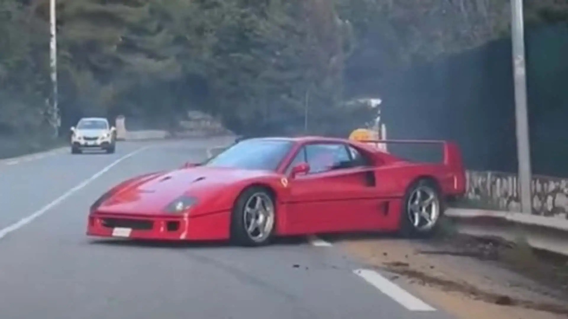 Στη μπαριέρα κατέληξε η Ferrari F40 του Lando Norris! [video]