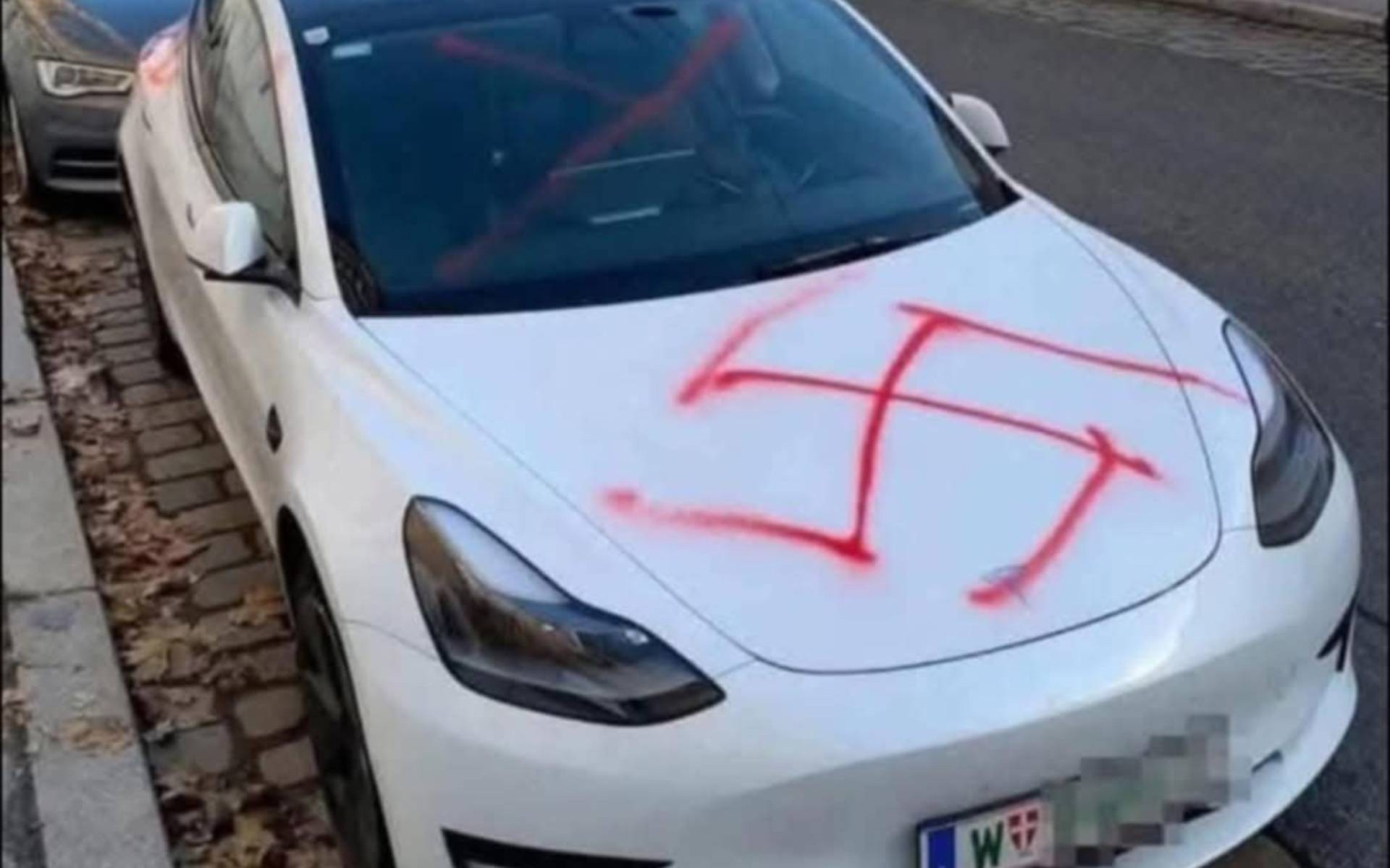 Επιθέσεις κατά των Tesla - Αντιδράσεις μετά τον ναζιστικό χαιρετισμό του Elon Musk!