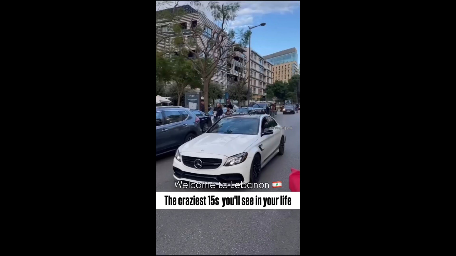 Οδηγός Mercedes παρασύρει αστυνομικό στη μέση του δρόμου [video]