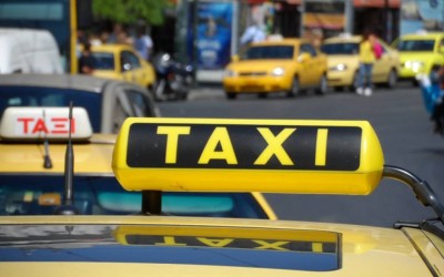Ο χειρότερος οδηγός Ταξί στην Ελλάδα – Του πέρασαν χειροπέδες σε κεντρικό δρόμο  