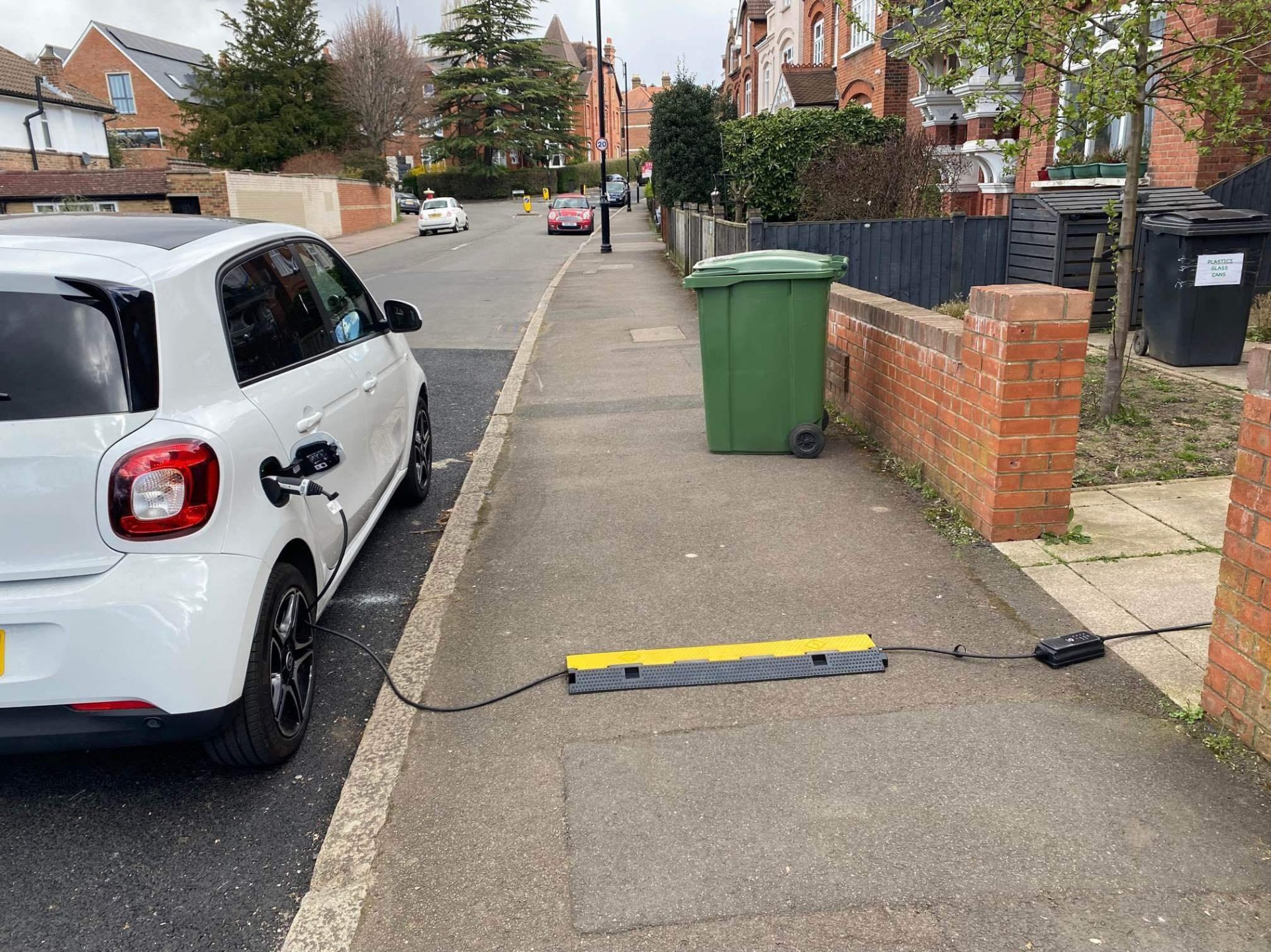 Ηλεκτρικά αυτοκίνητα: Επιτρέπεται να απλώσω καλώδιο στο πεζοδρόμιο -Τι λέει ο νόμος