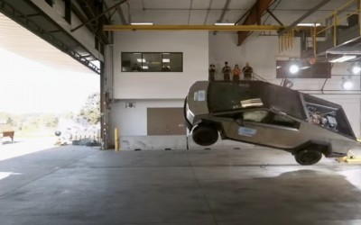 Τι γίνεται αν τρακάρει το Tesla Cybertruck; Τι έδειξαν τα τεστ [video]