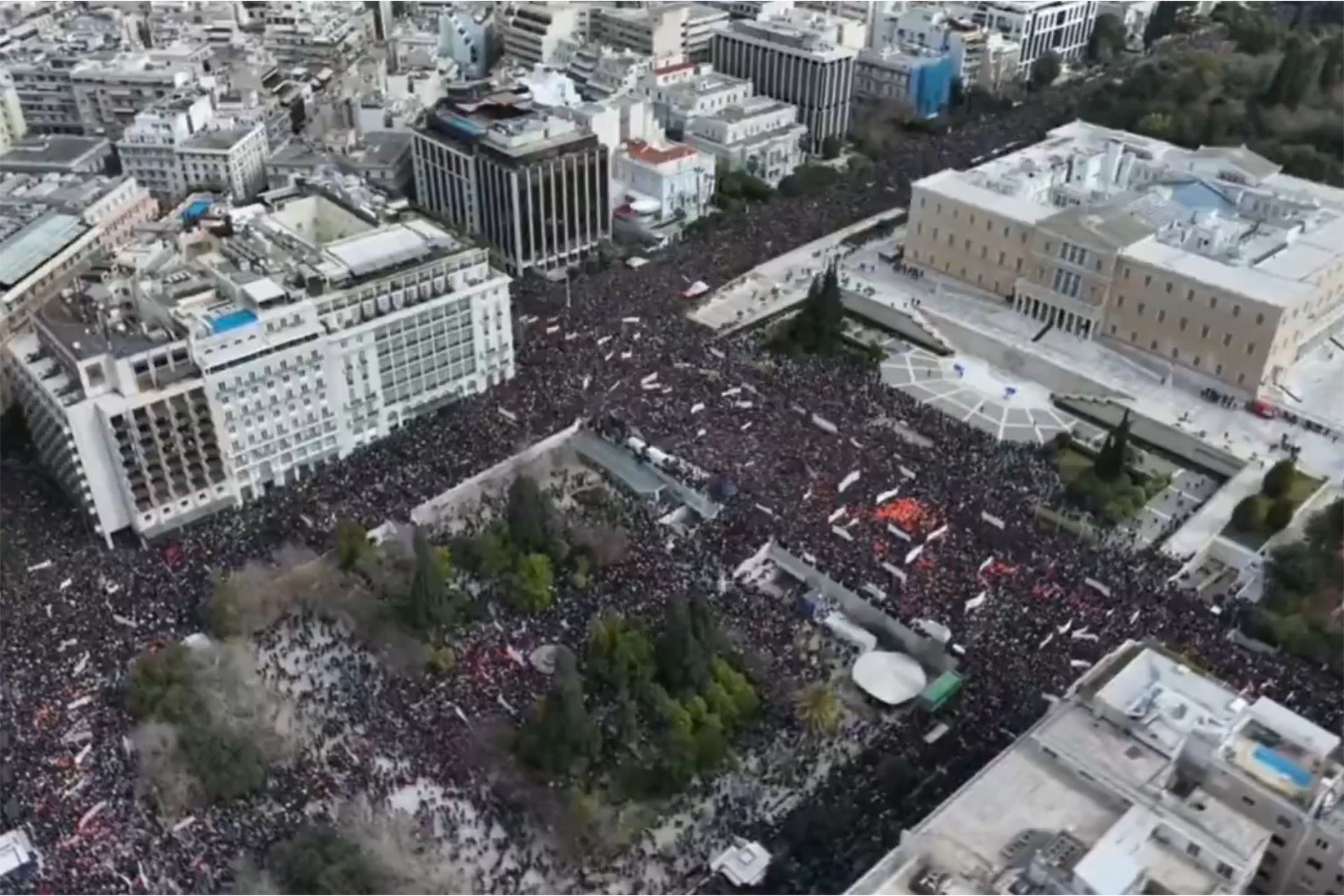 Βουλιάζει από κόσμο η Αθήνα – Συγκλονιστικές εικόνες