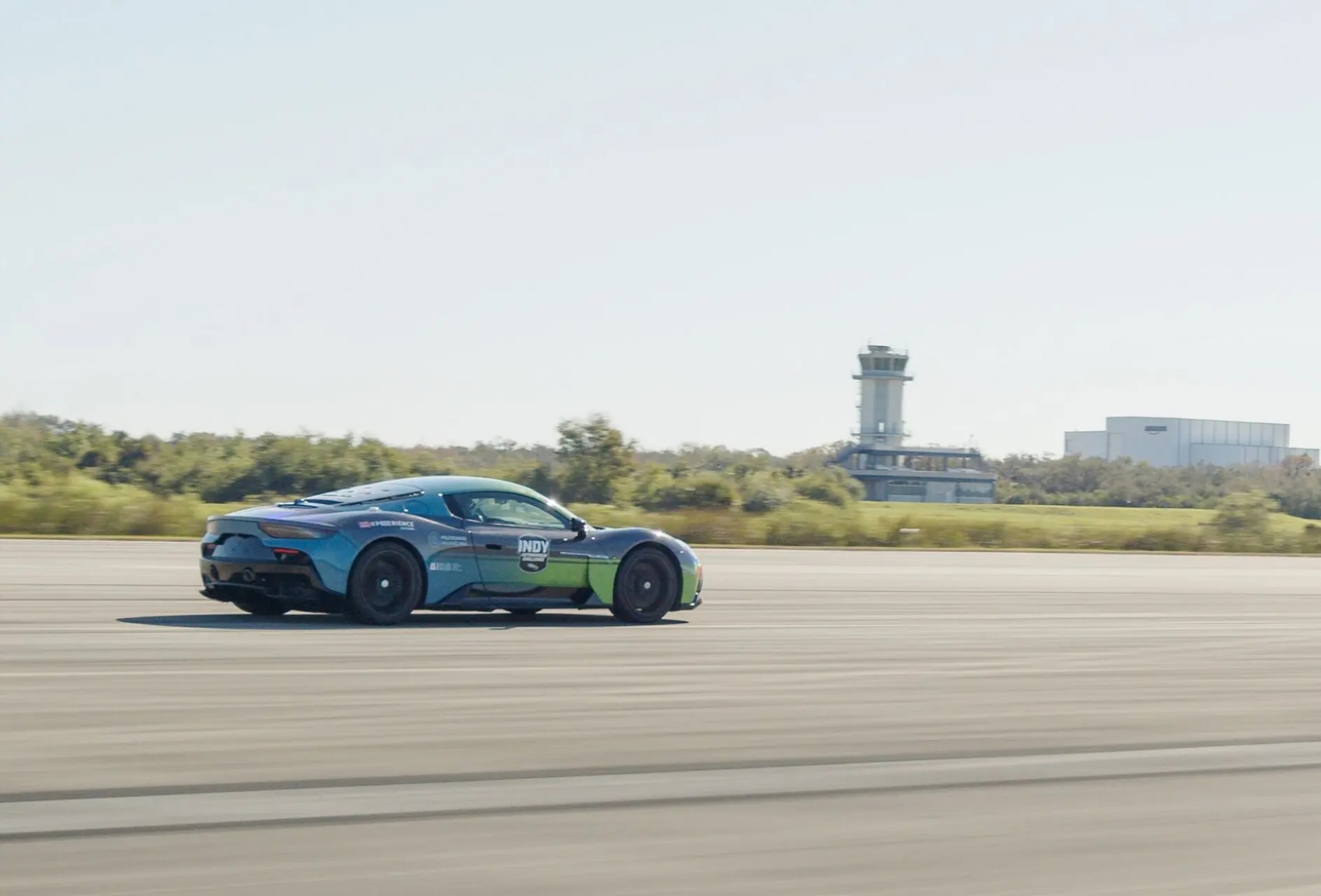 Video: Maserati MC20 έπιασε 318 km/h χωρίς οδηγό