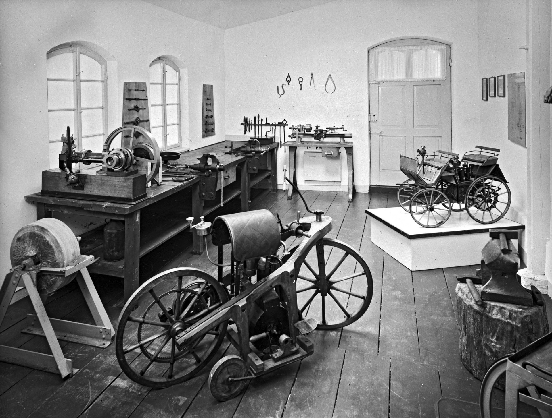 Gottlieb Daimler: Ο δημιουργός του πρώτου αυτοκινήτου στον κόσμο – 125 χρόνια ιστορίας