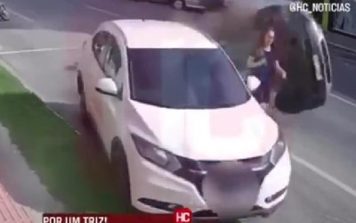 Αυτοκίνητο πέρασε από πάνω της! Δεν θα πιστέψεις πως γλίτωσε! [video]