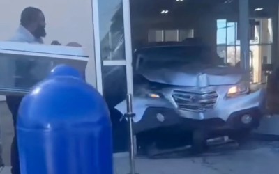 Mπήκε με το αμάξι στην αντιπροσωπεία! Tι τον εξόργισε;  [video]