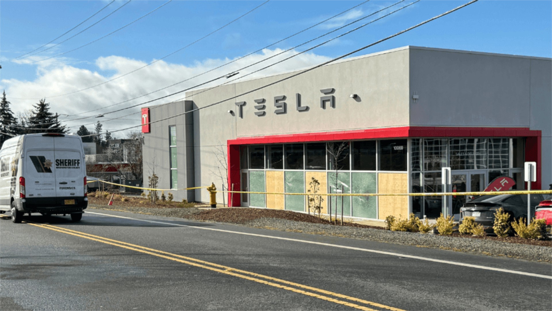 Πυροβολισμοί σε αντιπροσωπεία Tesla στις ΗΠΑ! 