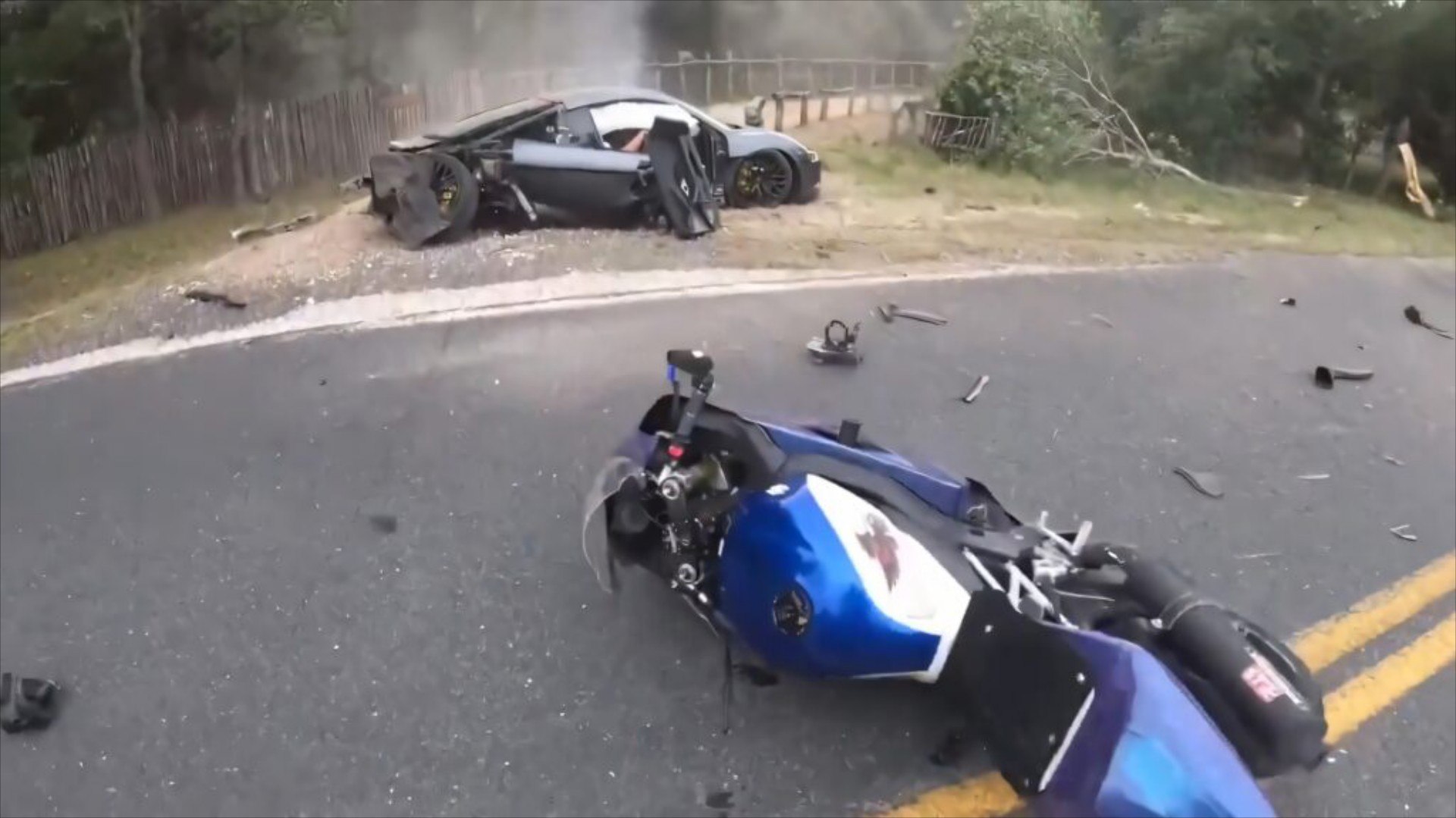 Κόντρα με άσχημο τέλος: Audi R8 τρακάρει και ρίχνει κάτω μοτοσυκλέτα που ακολουθούσε [Video]