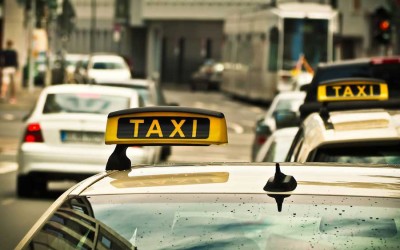 Πως οδηγοί Ταξί έκλεβαν πελάτες - Τους πέρασαν χειροπέδες! [video]