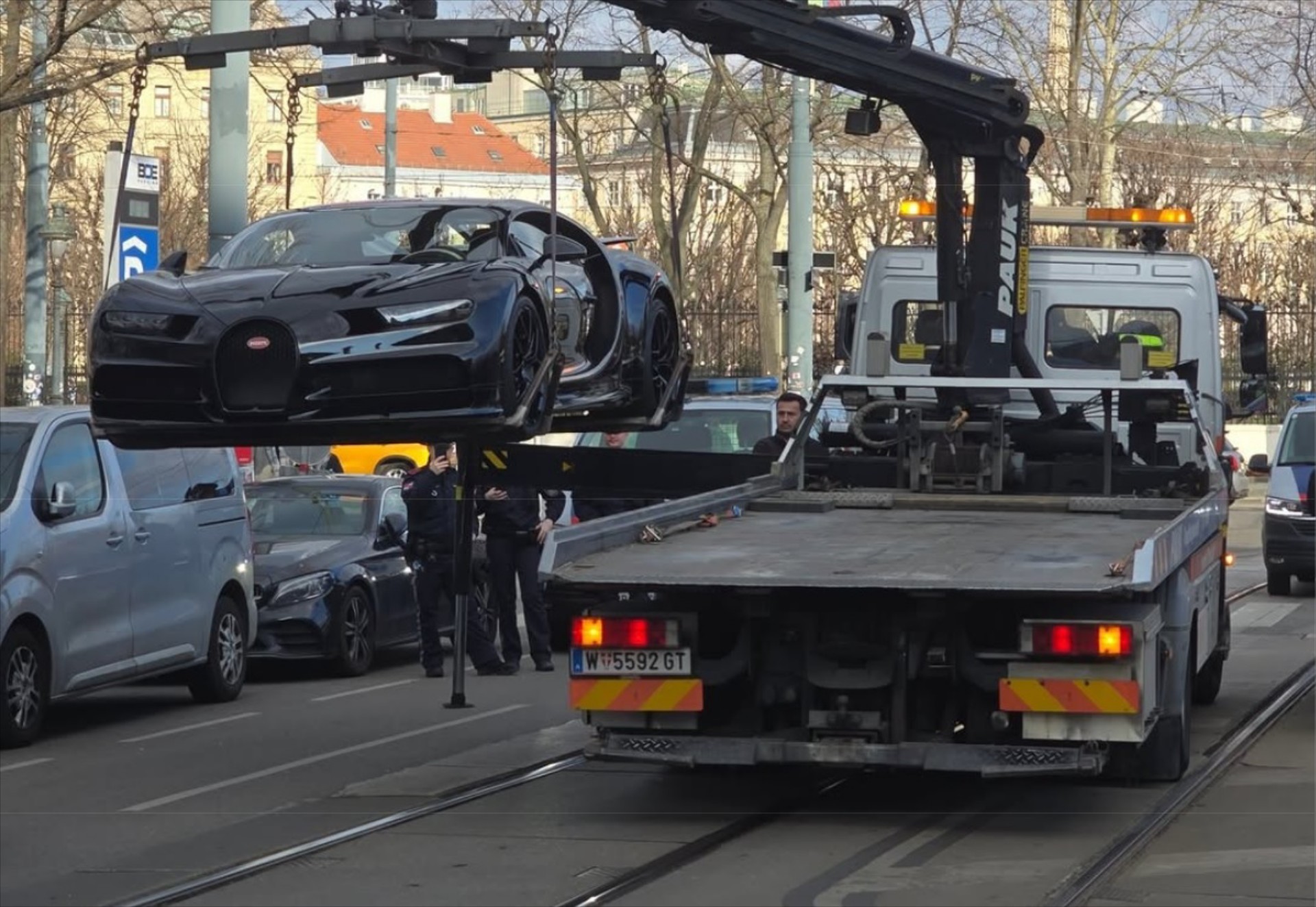 Σήκωσαν Bugatti με γερανό - Έτρεχε με 123 km/h