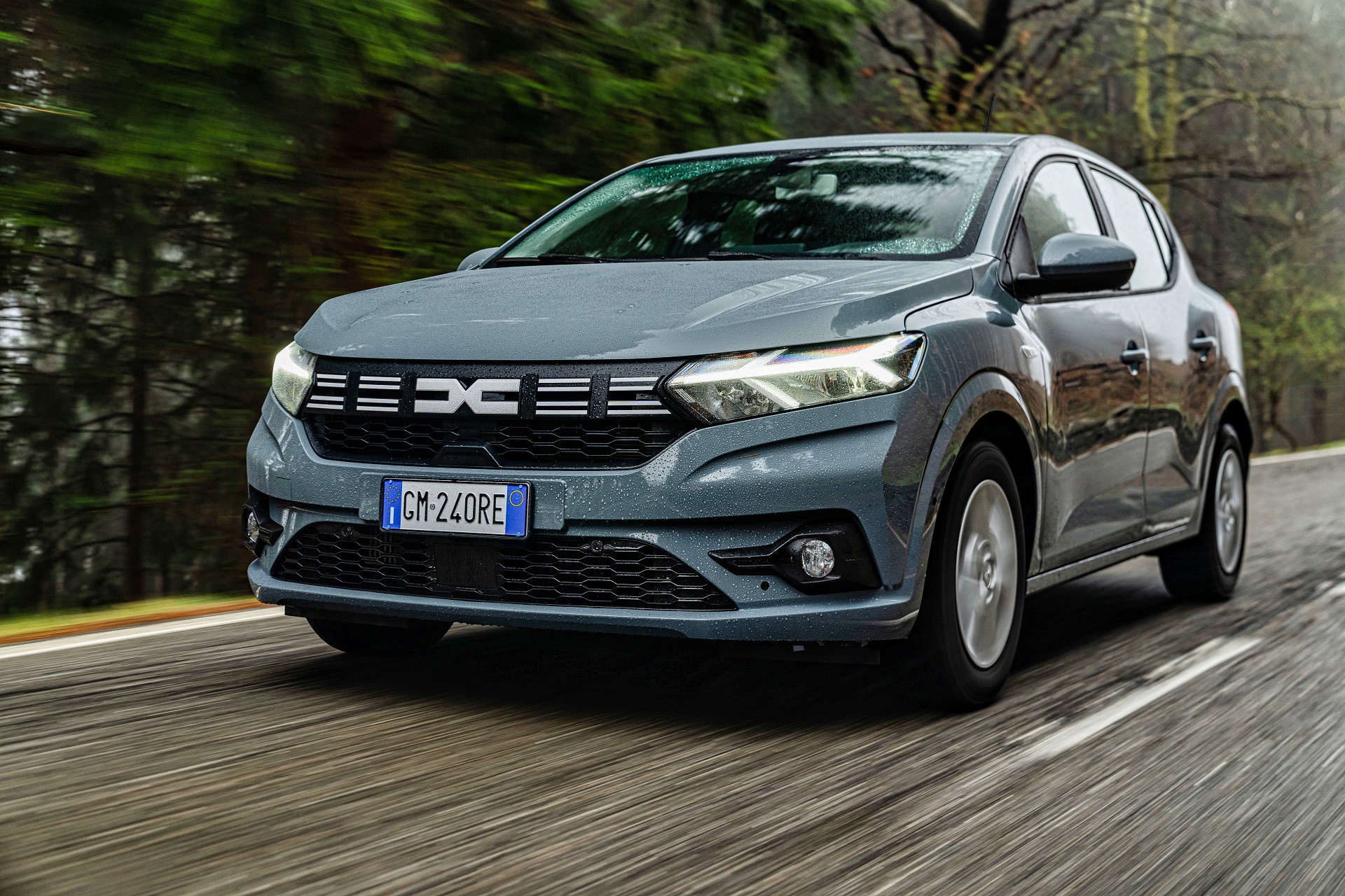 Έπεσε κάτω από 15.600 ευρώ η τιμή του Dacia - Είναι το πρώτο στην Ευρώπη