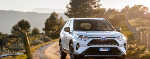 Νέο Toyota RAV4 2026: Όλα όσα γνωρίζουμε για την επόμενη γενιά του best-seller SUV