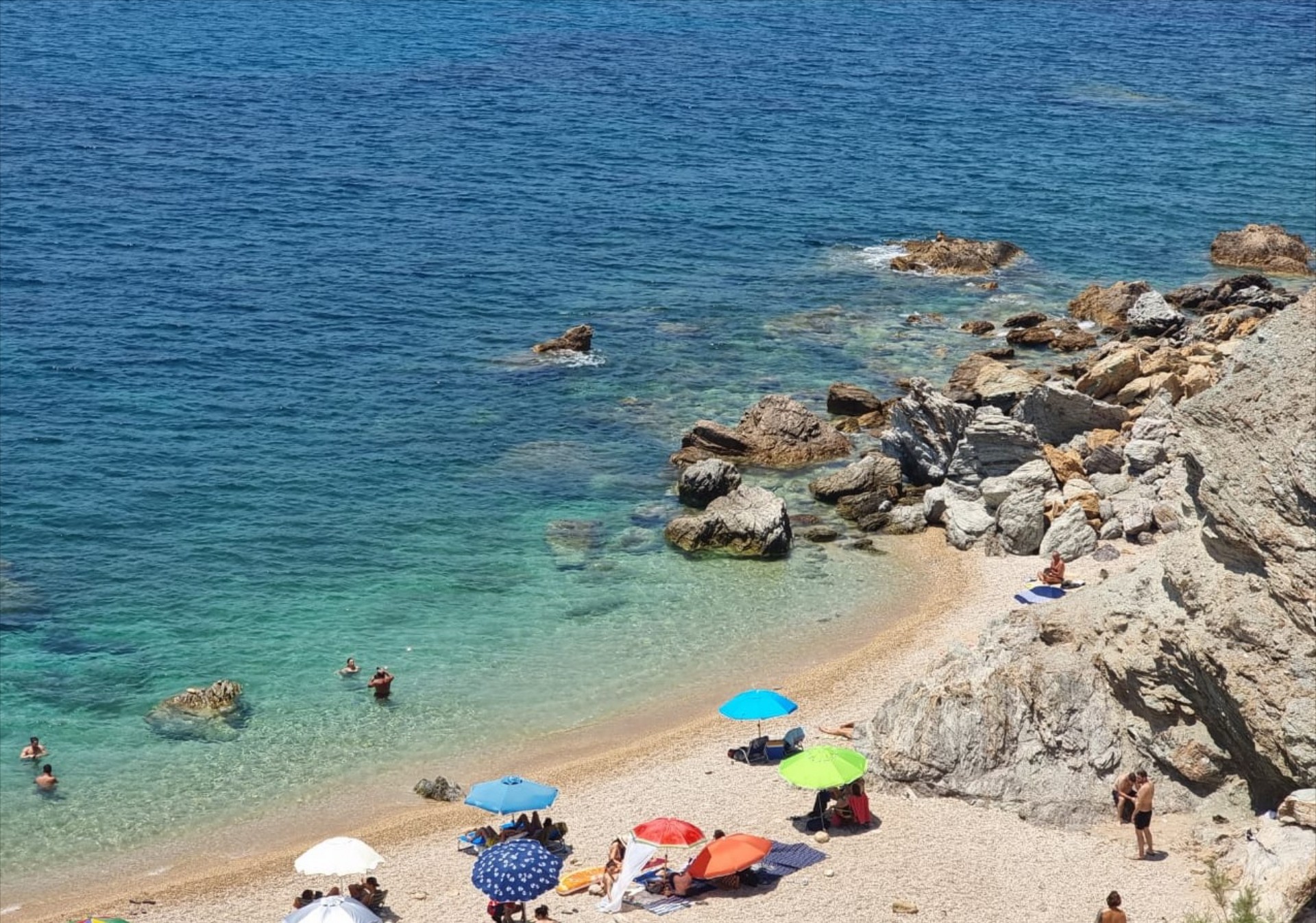 Η μαγευτική παραλία που απέχει 1 ώρα από την Αθήνα – Θες 10 ευρώ σε βενζίνη