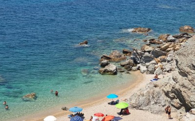 Η μαγευτική παραλία που απέχει 1 ώρα από την Αθήνα – Θες 10 ευρώ σε βενζίνη