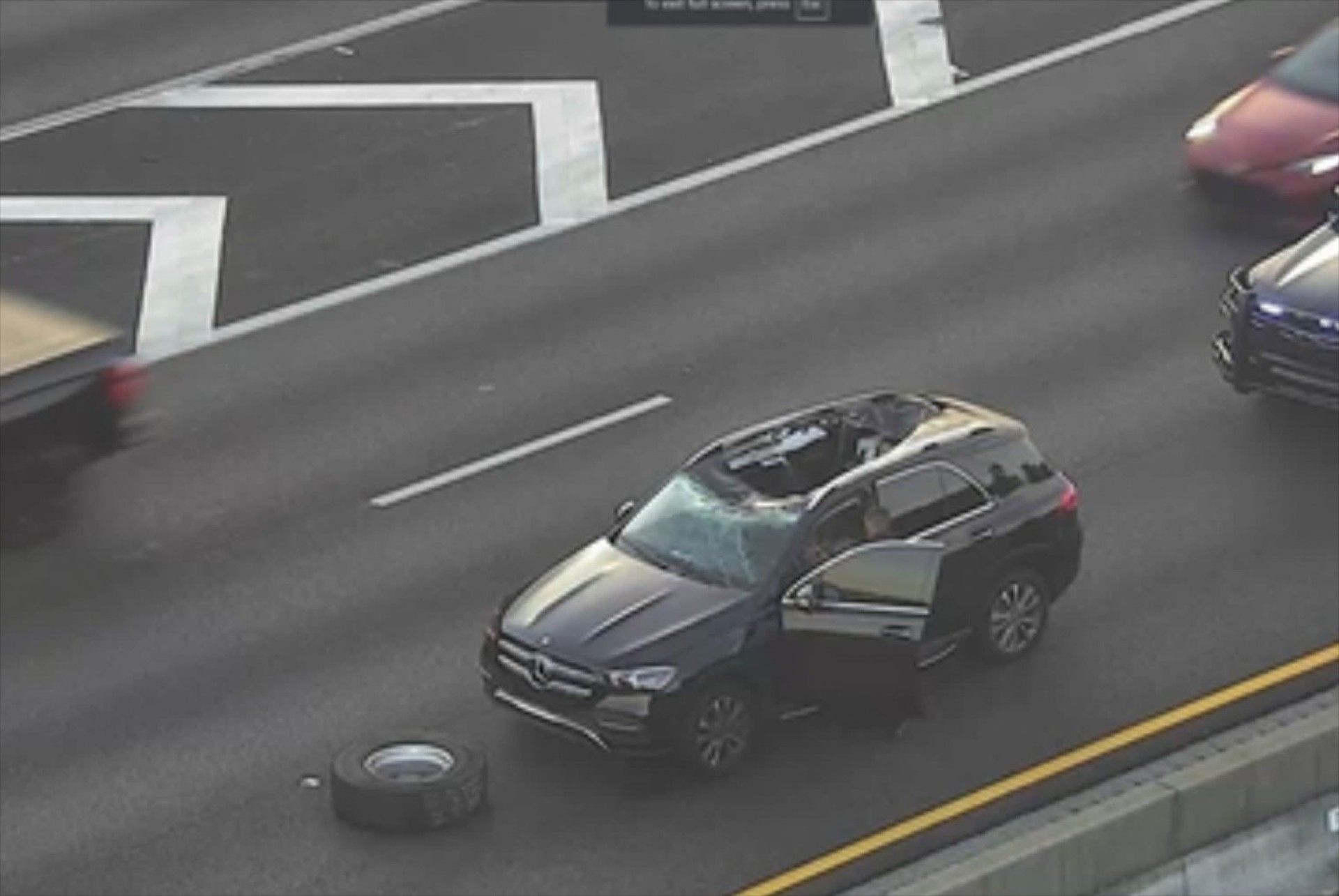 Ελαστικό προκαλεί τεράστια ζημιά – Έσπασε την οροφή μιας Mercedes στην εθνική οδό