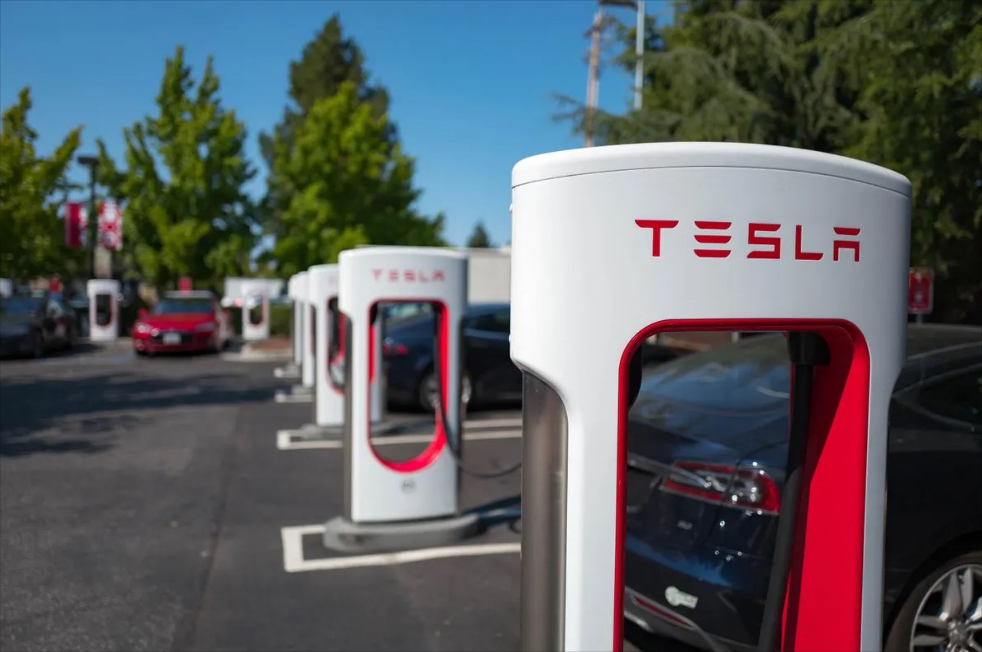 Η Θεσσαλονίκη απέκτησε φορτιστές Tesla – Πόσο γρήγοροι είναι; Ποιοι μπορούν να φορτίσουν;