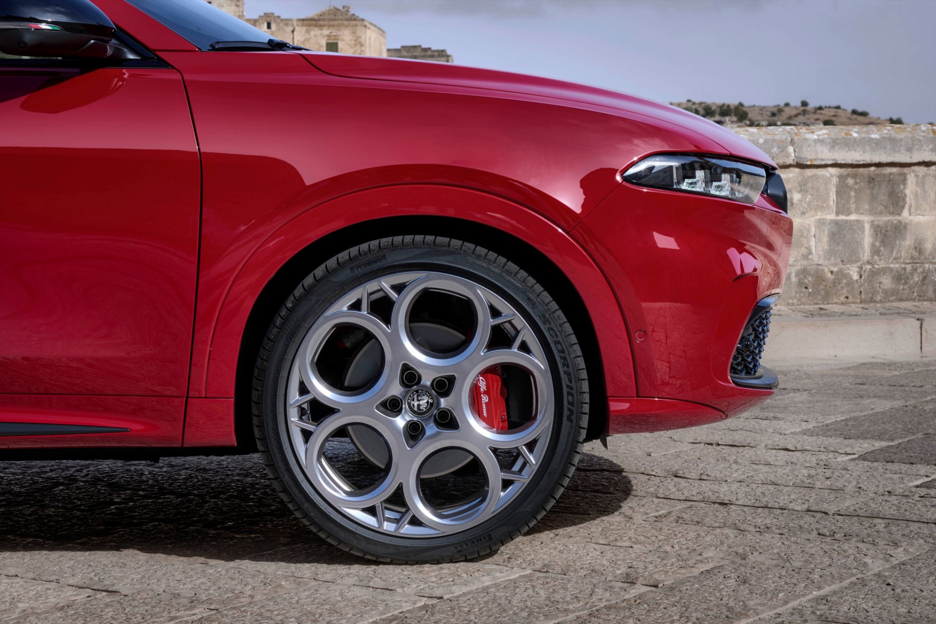 Η νέα Alfa Romeo που αγόρασαν 100.000 οδηγοί – Την σχεδίασε Έλληνας