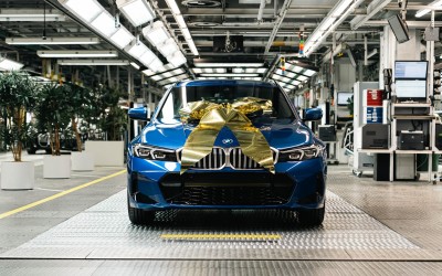 Με κορδέλα βγήκε από το εργοστάσιο η BMW Σειρά 3 – Το σπουδαίο επίτευγμα