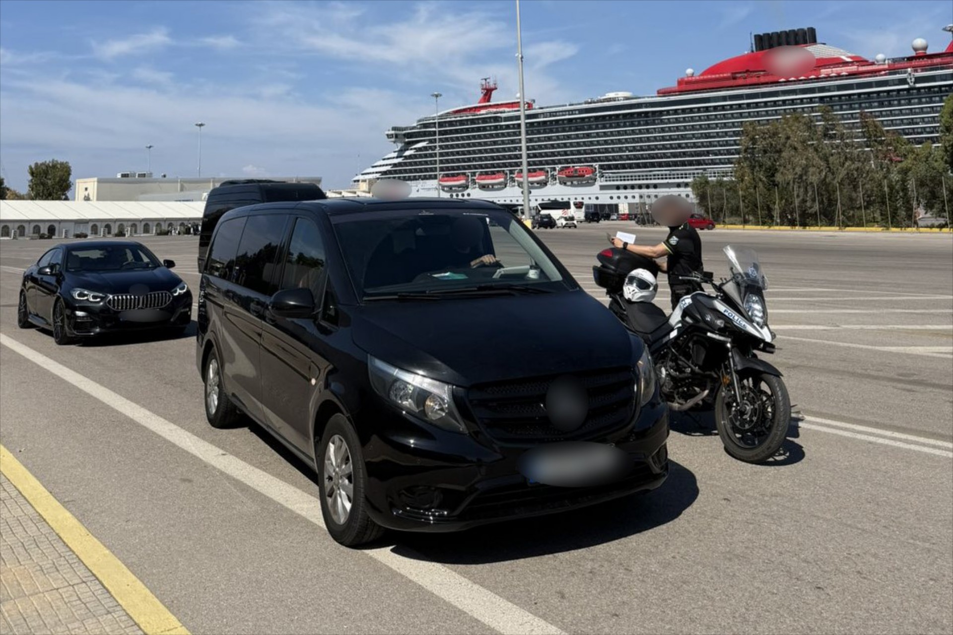 Ντου της Τροχαίας στο λιμάνι του Πειραιά – Μεγάλα πρόστιμα στα μαύρα Van [video]