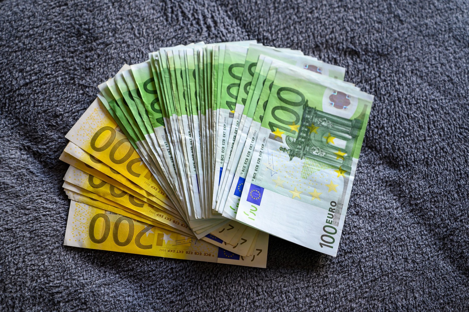 Θεσσαλονίκη: Κουβαλούσε στο αυτοκίνητο 121.150 ευρώ σε μετρητά και τον έκλεψαν