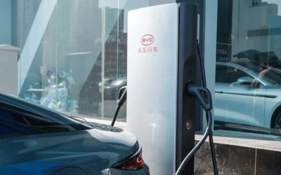 Ηλεκτρικά που γεμίζουν σαν βενζινοκίνητα – Η BYD φέρνει τους φορτιστές των 5 λεπτών;