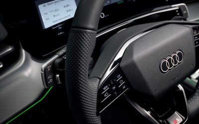 Τι ξεχωριστό έχει το νέο τιμόνι του Audi Q3 - Πως λειτουργούν οι μοχλοί; [video]